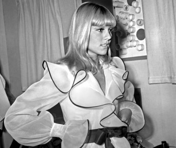 Sylvie Vartan en robe  Christian Dior pour son Musicorama de 1968