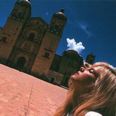 Sylvie Vartan au Mexique devant une église dans "Mon Amie Sylvie" de François Reichenbach