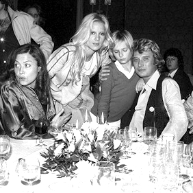 Sylvie Vartan  Johnny Hallyday et leur fils David, soirée after show de la dernière de Johnny Hallyday au Pavillon de Paris, 25 novembre 1979
