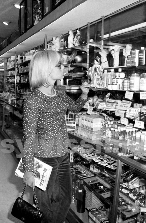 Sylvie Vartan Shopping à Tokyo Tournée au Japon 1965