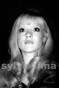 Sylvie Vartan regard avec faux-cils en 1969