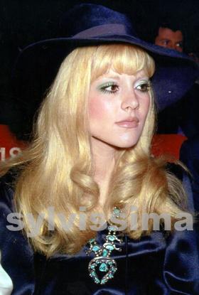 Sylvie Vartan maquillage hippie et cheveux blonds en 1969
