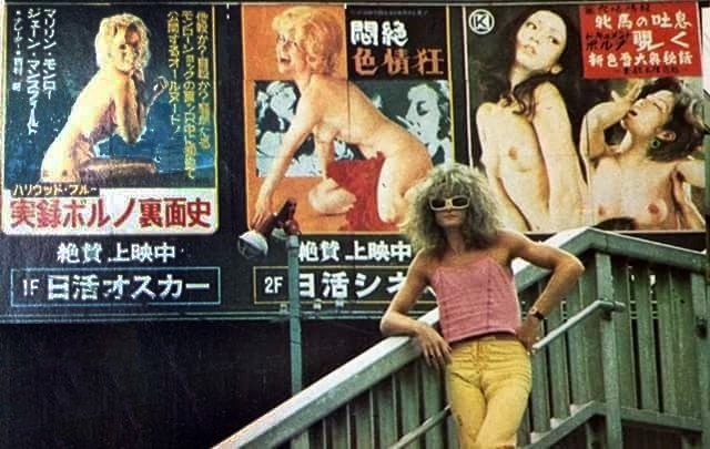 Michel Polnareff à Tokyo en 1973 pose devant un cinéma porno japonais
