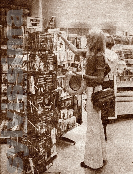 Sylvie Vartan faisant des achats dans une librairie de Montréal, 1975