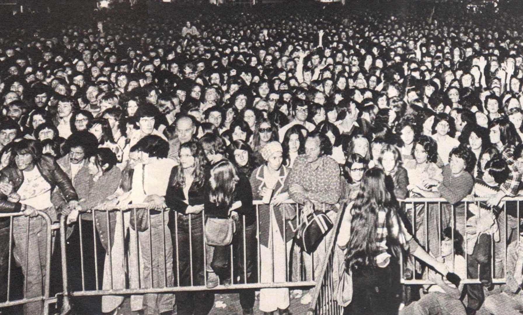 La foule pour le concert de Johnny et Sylvie Vartan à Montréal Place des Nations 1975