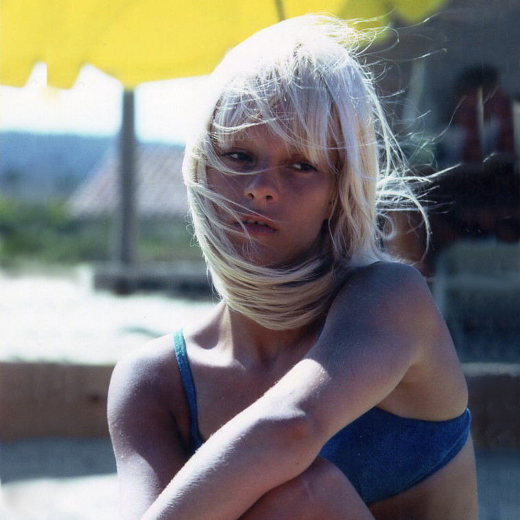 Sylvie Vartan les cheveux blonds en 1967 sur une plage