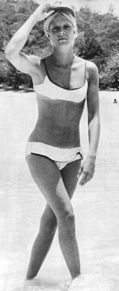 Sylvie Vartan en bikini sur une plage en 1965
