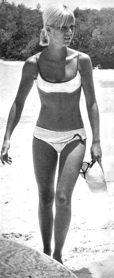 Sylvie Vartan sur une plage comme Ursula Andress dans James Bond en 1965