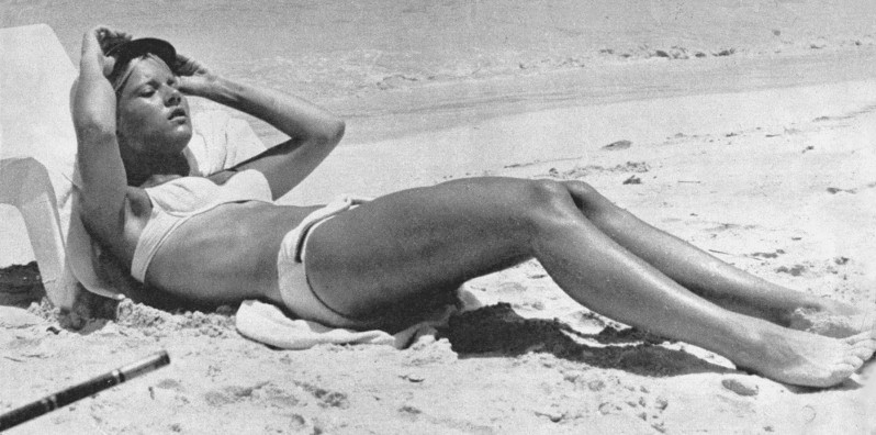 superbe Sylvie Vartan bronze sur la cote d'azur en 1965