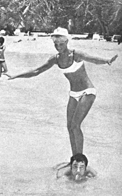 Sylvie Vartan joue en bikini avec Carlos en 1965