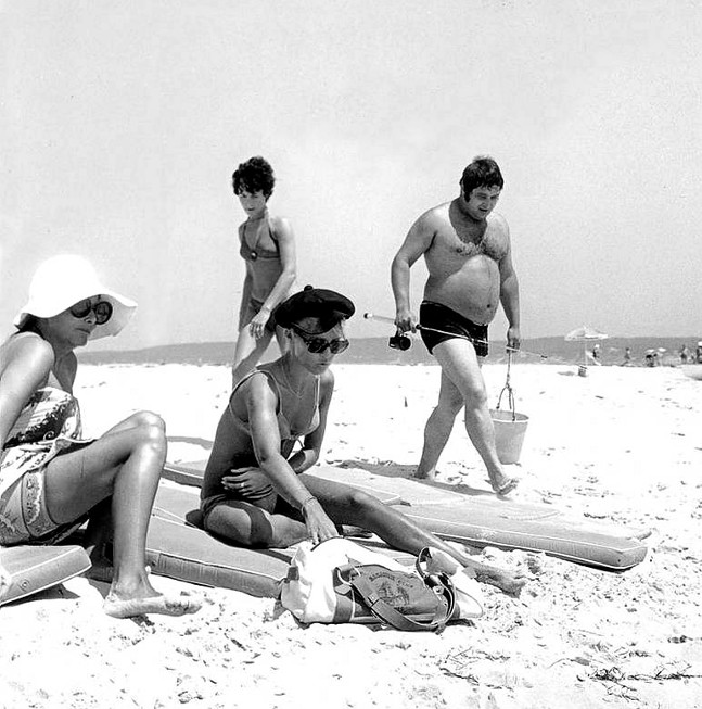Sylvie Vartan et Carlos sur la plage d'arcachon en 1969