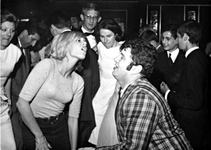 Sylvie Vartan danse avec Carlos à Deauville en 1965