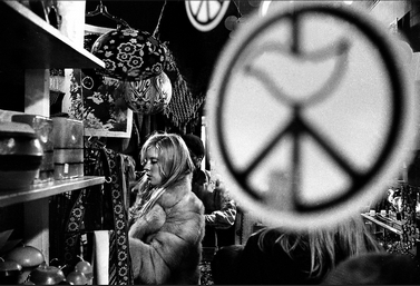 Sylvie Vartan à New York, 1970, dans une boutique