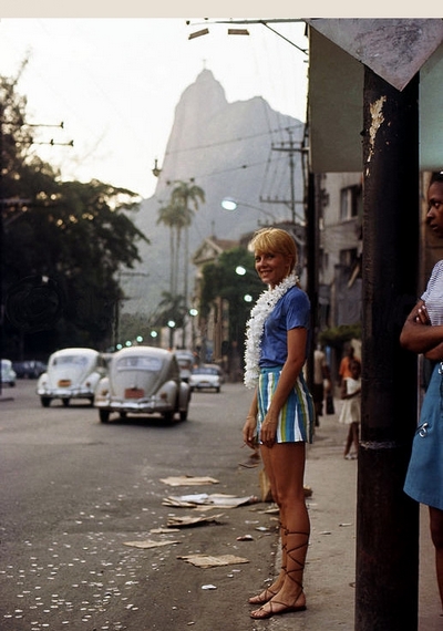 Sylvie Vartan à Rio en 1969, en arrière plan le Pain de Sucre