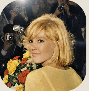 Sylvie Vartan mitraillée par les photographes à l'aéroport de Tokyo- Haneda, 7 mai 1965