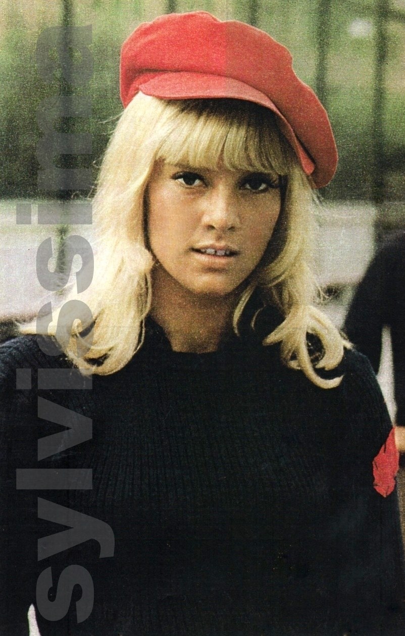 Sylvie Vartan en Italie, casquette rouge, 1968