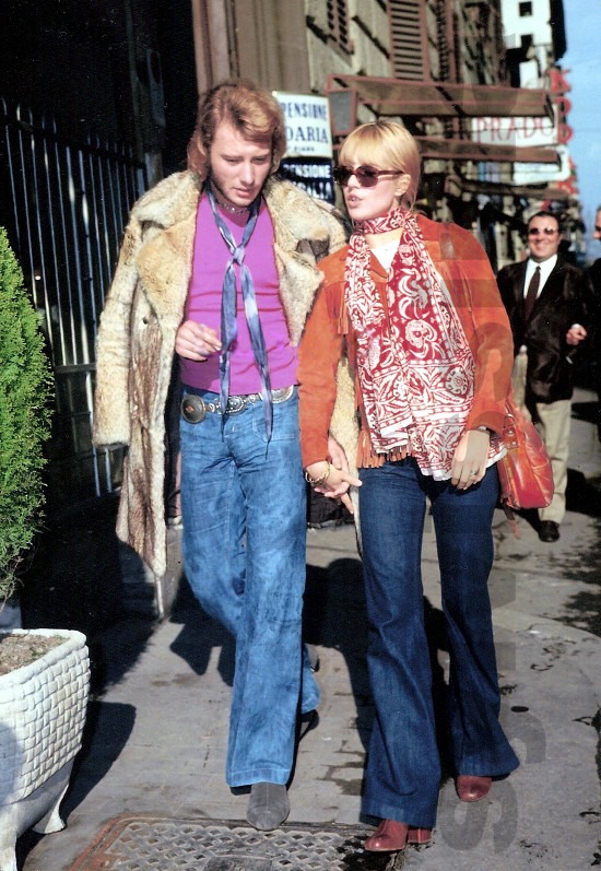 Johnny Hallyday et Sylvie Vartan en Italie portant des vêtements de la collection "Créations Sylvie Vartan" : la mode apache