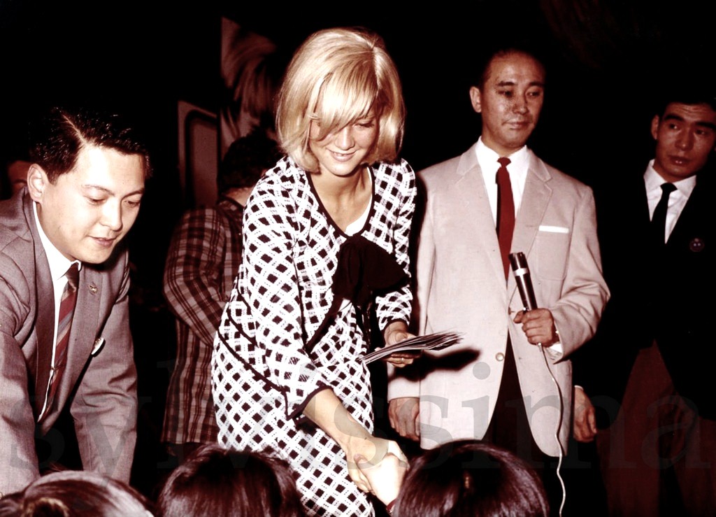Sylvie Vartan tournée Japon 1965 présentation de la collection à la presse chez Seibu