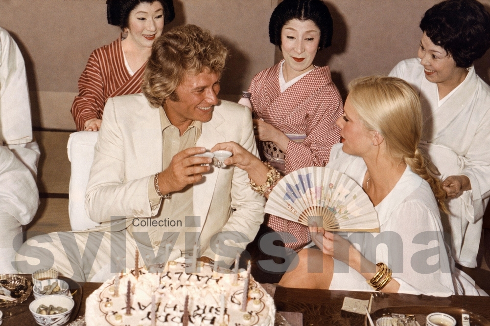 Arrivée de Sylvie Vartan à l'aéroport de Tokyo-Haneda le 28 septembre 1973 , accompagnée de Michel Mallory et Charley Marouani (en haut à droite) - Photos : Yoshihiko Nagamine 長峰義彦