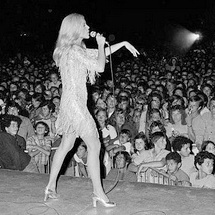 Sylvie Vartan en concert à Narbonne le 27 juillet 1975