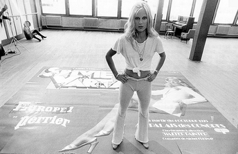Sylvie Vartan découvre son affiche du Palais des Congrès  1975 