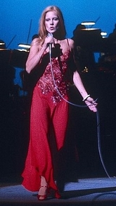 Sylvie Vartan au Palais des Congrès 1975, robe rouge "Je sens mon coeur qui bat"