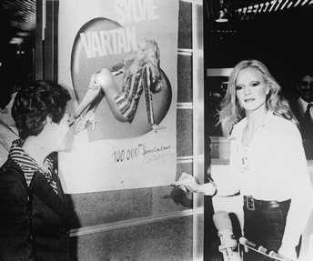 Sylvie Vartan dédicace une affiche pour le 100 000ème spectateur de son spectacle au Palais des Congrès, 1975