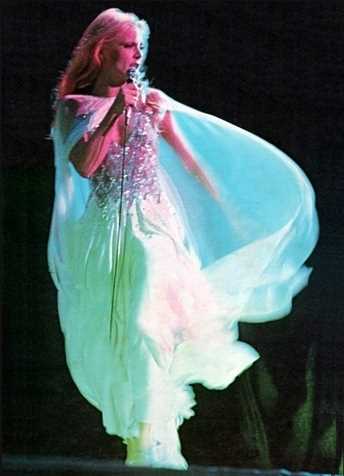 Sylvie Vartan,  robe blanche et cape 1975