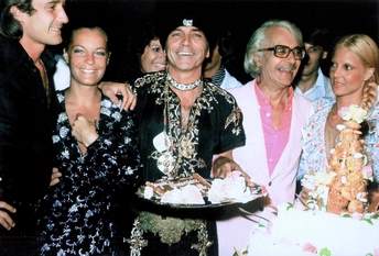 Sylvie Vartan et Romy Schneider fêtent l'anniversaire de Roger Peyreffite, St Tropez 18 août  1975