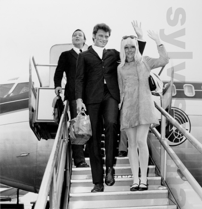 Sylvie Vartan et  Johnny Hallyday arrivent de Rio de Janeiro, descente d'avion, aéroport d'Orly, 27 févier 1967