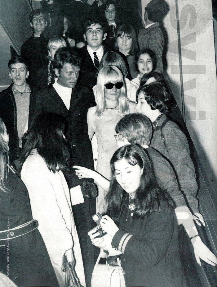 Sylvie Vartan et Johnny Hallyday arrivent de Rio de Janeiro, aéroport d'Orly, 27 févier 1967