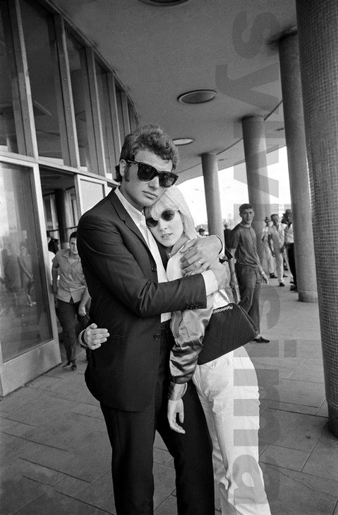 Sylvie Vartan et Johnny Hallyday à l'aéroport de São Paulo Congonhas - Février 1967