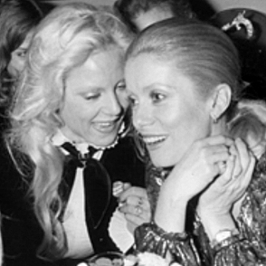 Sylvie Vartan et Catherine Deneuve lors du soirée à l'Alcazar, Paris, 13 novembre 1979