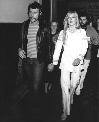 Johnny Hallyday et Sylvie Vartan main dans la main à la sortie de l'Olympia, 1970