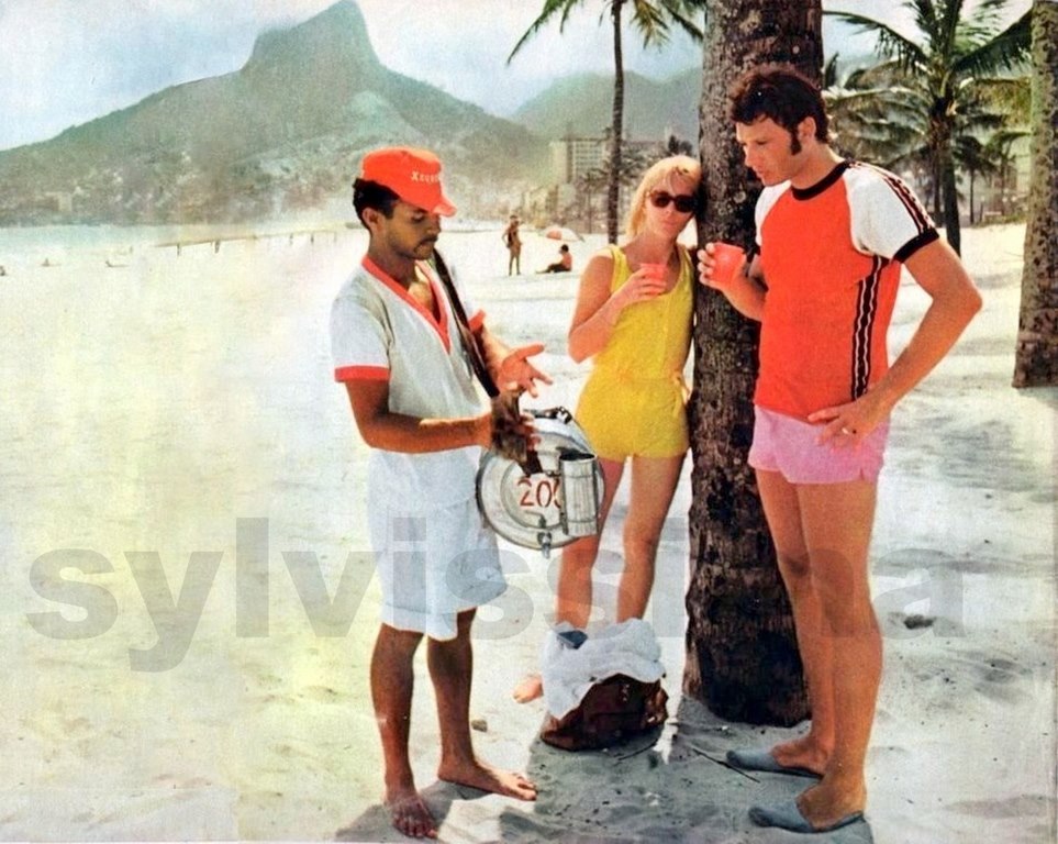 Johnny Hallyday et Sylvie Vartan sur la plage d'Ipanema, Brésil, 1967