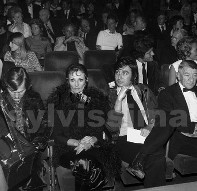 Olympia 1970 de Sylvie Vartan. A gauche  : Jean-Jacques Debout, Barbara. A droite, l'acteur Robert Dalban. A  l'arrière plan : Joe Dassin...