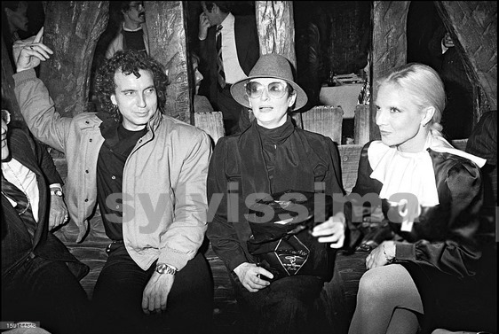 28 octobre 1981, Première de Barbara à Pantin, Bernard Lavilliers et Sylvie Vartan entourent Barbara..