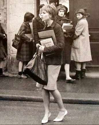 Sylvie Vartan en 1961 à la sortie du lycée Hélène Boucher