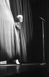 Sylvie Vartan salue le public,  Olympia 1963