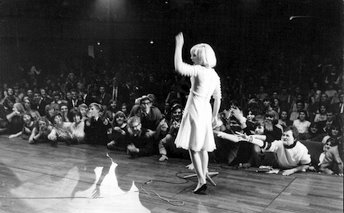 Sylvie Vartan sur scène en Espagne en 1964