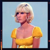 Sylvie Vartan  Show de Jean-Christophe Averty  "Johnny et Sylvie", décembre 1965 (robe Real jaune)