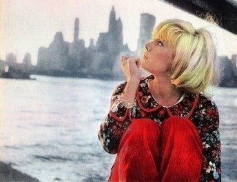 Sylvie Vartan sous le pont de Brooklyn, 1964
