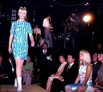 Sylvie Vartan et François Truffaut assistent au défilé de la collection Vartan au Club 33 en octobre 1966.