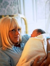 Sylvie Vartan à la maternité  avec son fils David , 1966