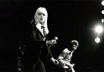 Sylvie Vartan en smoking Yves Saint Laurent et Johnny Hallyday à l'Olympia en 1967.