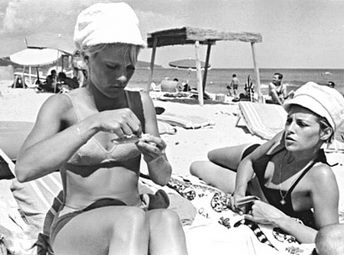 Sylvie Vartan et Nathalie Delon à Saint Tropez sur la plage du Club 55, 1967
