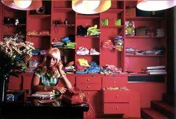 Sylvie Vartan dans sa boutique 115 avenue Victor Hugo, Paris,  1967