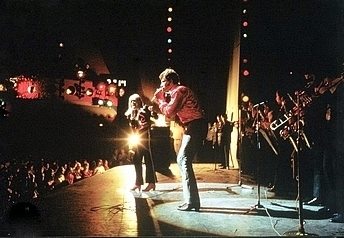 Sylvie Vartan et Johnny Hallyday chantent à l'Olympia en 1967.