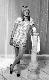 Sylvie Vartan le bras dans le plâtre lors d'une émission de télévision en 1968