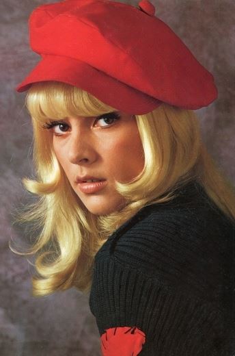 Portrait de Sylvie Vartan avec une casquette rouge par Jean-Marie Périer en 1968